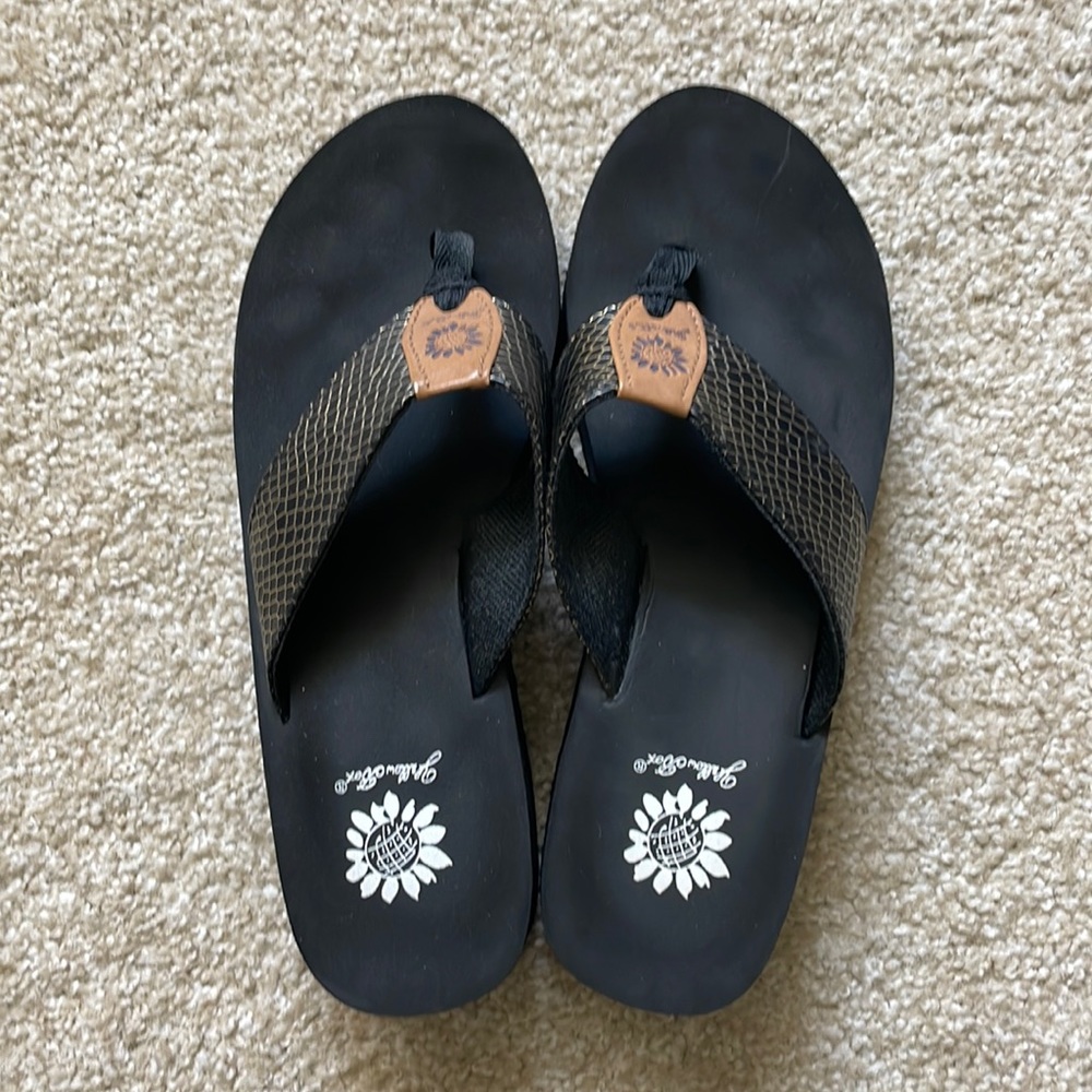 Yellow Box Black Margot Sandal Size 8.5/9 Strap is black with gold accent lines.